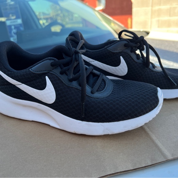 Women’s Tanjun Nike Shoes - Picture 2 of 7